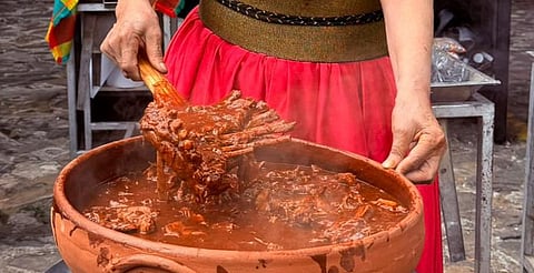 ¿Sin planes para este fin? Cocineras tradicionales y mezcaleros te esperan en Morelia en Boca