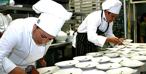 ¿Buscas empleo en el extranjero? Canadá ofrece vacante para ayudante de cocina