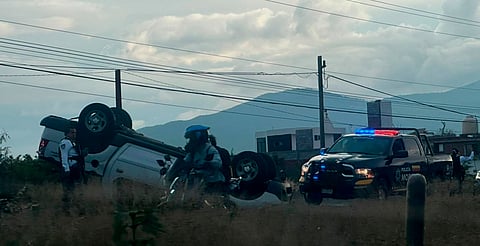 Camioneta vuelca frente a la Plaza de Toros El Relicario; se registra tráfico intenso