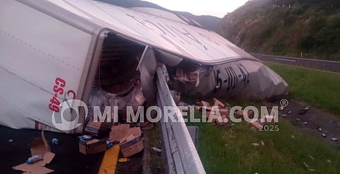 Vuelca remolque de tractocamión en la México-Guadalajara
