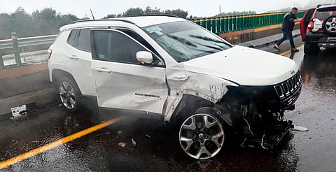 Choca contra barrera en la Pátzcuaro–Uruapan; habilitan carril de baja