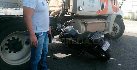 Motociclista se estrella contra tráiler en la avenida Décima; no hay personas heridas