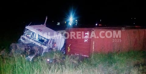 Tractocamión sin frenos se accidenta en la autopista México-Guadalajara, en Copándaro