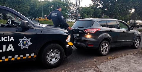 Falla mecánica provoca susto en el Periférico; autoridades evitan tragedia