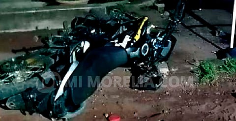 Policías abaten a dos jóvenes en moto que comenzaron a dispararles, en Apatzingán