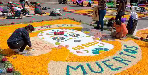 Lanzan convocatoria para decorar plazas de Morelia con altares y tapetes en Día de Muertos