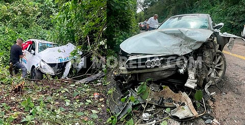 Taxi y Audi chocan en carretera de Huetamo: un hombre muere y tres resultan heridos