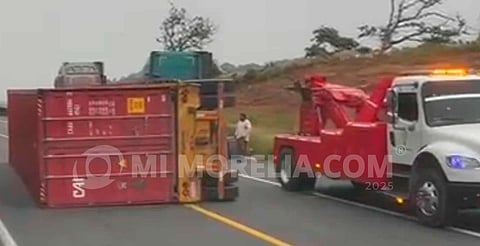 Vuelca remolque de tráiler en la Pátzcuaro-Cuitzeo; no hubo heridos