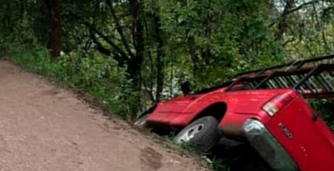 Morelia: camioneta cae a desnivel en camino de terracería; no hay heridos