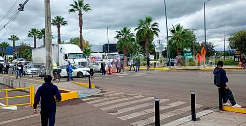 Bloquean normalistas el libramiento de Morelia afuera de la FGE