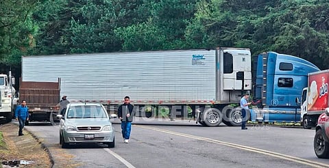 Bloquean carretera Uruapan-Los Reyes tras detención de Jefe de Tenencia en San Lorenzo