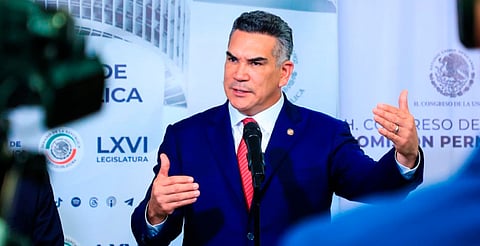 “Su lucha nos inspira y fortalece, con determinación y carácter, para luchar por la defensa de la democracia en México”, señaló el senador