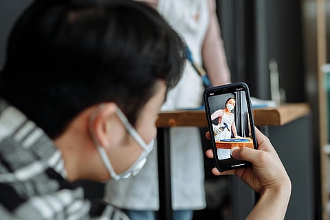 Adiós a los improvisados: China regula a influencers que hablen de salud, derecho y más