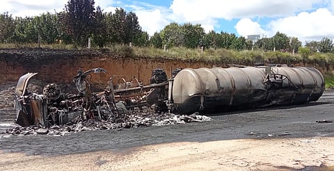Explosión y caos vial: chocan dos pipas en Tlahuapan, Puebla