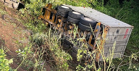 Camión sale del camino en la autopista Siglo XXI; conductor resulta ileso