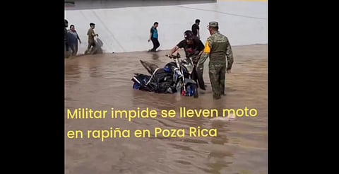 VIDEO: Militar detiene a presunto saqueador en Veracruz y la gente lo reprende: ‘¡Déjalo!’