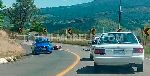 Se registra choque entre auto y moto en la Morelia-Quiroga; hay 1 herido