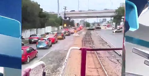 No entienden: autos pasan vías pese a claxon del tren, en NL