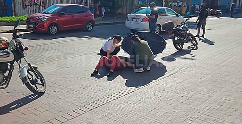 Mujer es atropellada por motociclista tras bajar de combi en la avenida Lázaro Cárdenas