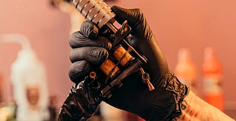 ¿Tatuas, perforas o haces micropigmentación? Necesitas esta tarjeta para trabajar legalmente