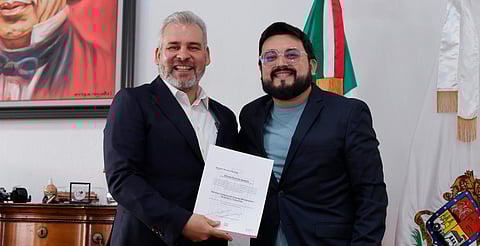 Bedolla entrega nombramiento a nuevo director general del SMRTV