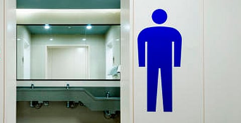 El hábito reduce infecciones, residuos en la vejiga y mejora la higiene del baño