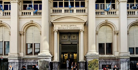 EU da ‘respiro’ a Milei: acuerdan swap cambiario por 20 mil millones de dólares para Argentina