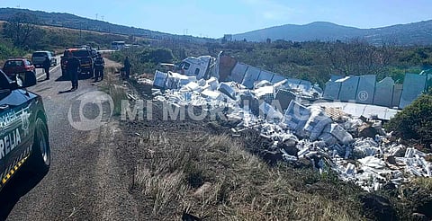 Accidente en la Morelia-Quiroga: tráiler de Grupo Ortiz se sale del camino