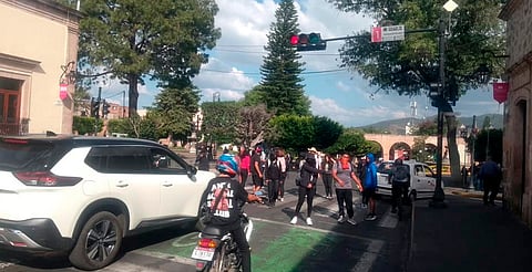 ¡Evita la zona! Bloqueo en avenida Madero, en zona de Las Tarascas