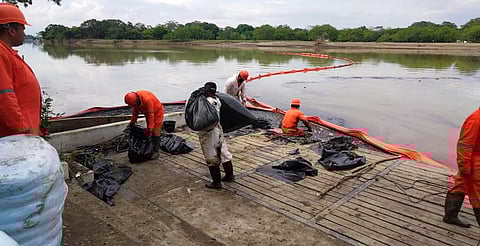 Marina contiene derrame de hidrocarburos en Tuxpan; ya recuperaron 345 mil litros