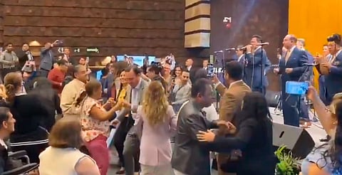 En plena emergencia, en Cámara de Diputados bailan con Sonora Santanera