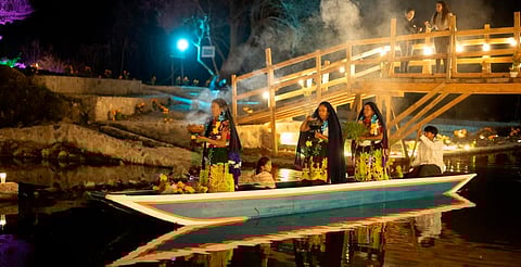 Urandén da inicio a la celebración de Noche de Muertos con la mágica iluminación de sus canales