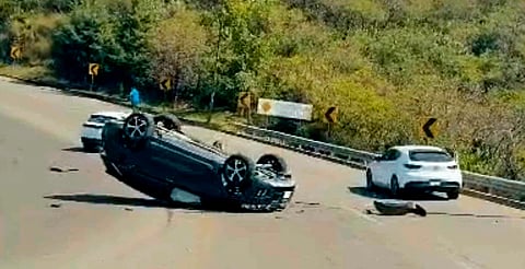 Morelia: vuelca auto tras chocar en zona de Tres Marías