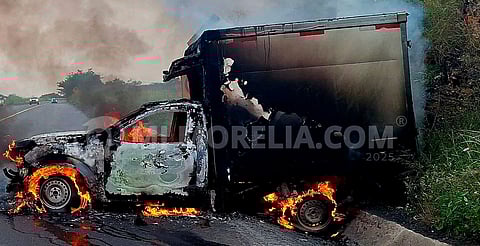 Camioneta se incendia en la autopista Siglo XXI