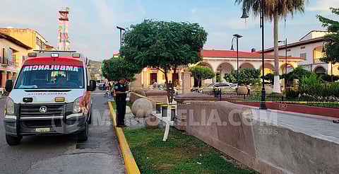 Muere hombre en situación de calle en  plaza de Apatzingán