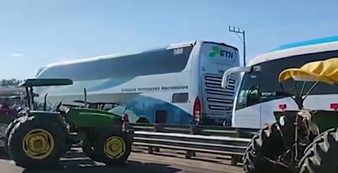 “Está a punto de suceder una tragedia”: pasajera denuncia que llevan más de 24 horas varados en caseta de Michoacán