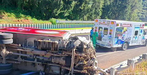 Camión repartidor de Lala vuelca en la Siglo XXI; conductor resulta con lesiones leves