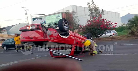 Morelia: chocan cuatro vehículos en salida a Salamanca; dos terminaron volcados
