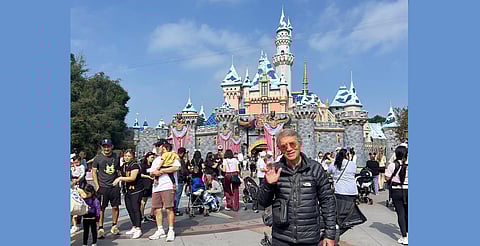 Napoleón cumple su sueño en Disneyland a los 74 años