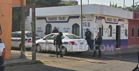 A balazos y con bombas molotov atacan base de taxis en Zamora, Michoacán