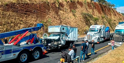 Actualización: Al menos 7 camiones involucrados en fuerte choque en Zinapécuaro