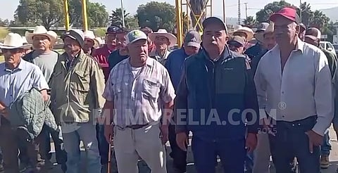 Campesinos liberan caseta en Michoacán por Día de Muertos; bloqueos totales, el lunes