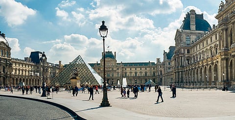 Detienen a presunta cómplice del robo millonario en el museo del Louvre