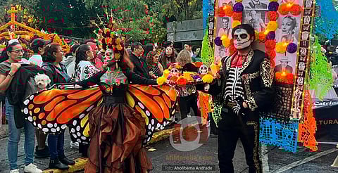 Catrinas y catrines llenan de color y tradición el corazón de Morelia
