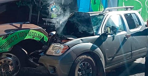Tráiler y camioneta chocan en salida de Uruapan, cerca de la Siglo XXI; reportan heridos