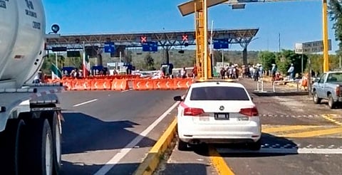 Campesinos mantienen presencia en caseta de Panindícuaro, con paso sin cobrar cuota