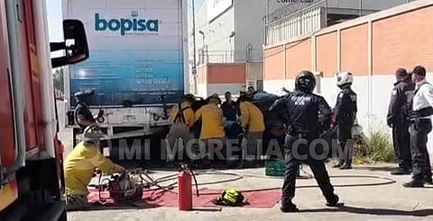 VIDEO: automovilista queda prensado tras choque en Morelia