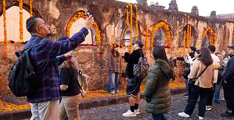 Pátzcuaro rompe récord de visitantes en Noche de Muertos