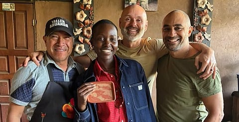 Lupita Nyong’o visita Michoacán y modela barro de Santa Fe de la Laguna