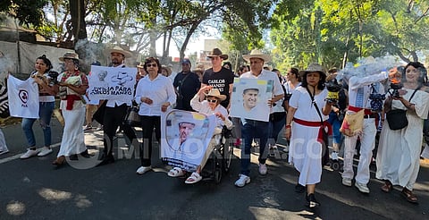 Arriban más de 15 mil personas al centro de Uruapan en marcha por justicia para Carlos Manzo, reportan